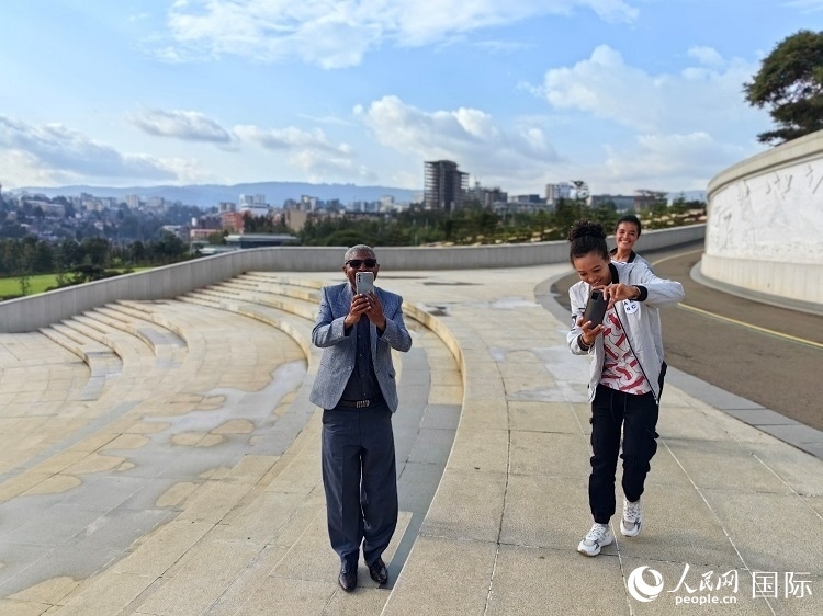 亞的斯亞貝巴友誼廣場的游客與人民網記者互動。人民網記者 陳星星攝