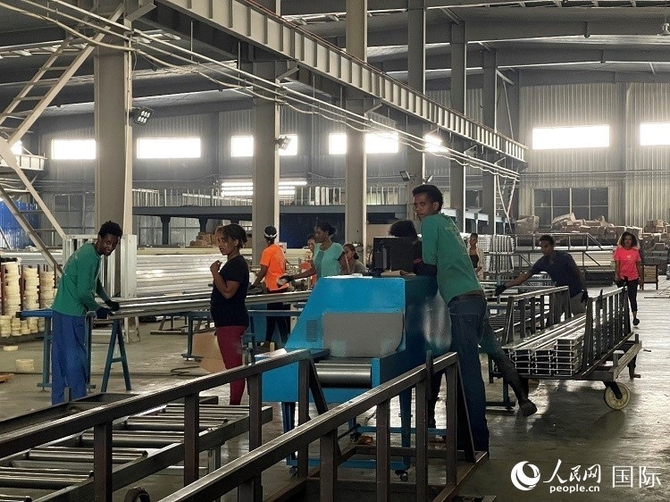 東方工業(yè)園華嘉鋁業(yè)生產車間。人民網記者 趙艷紅攝