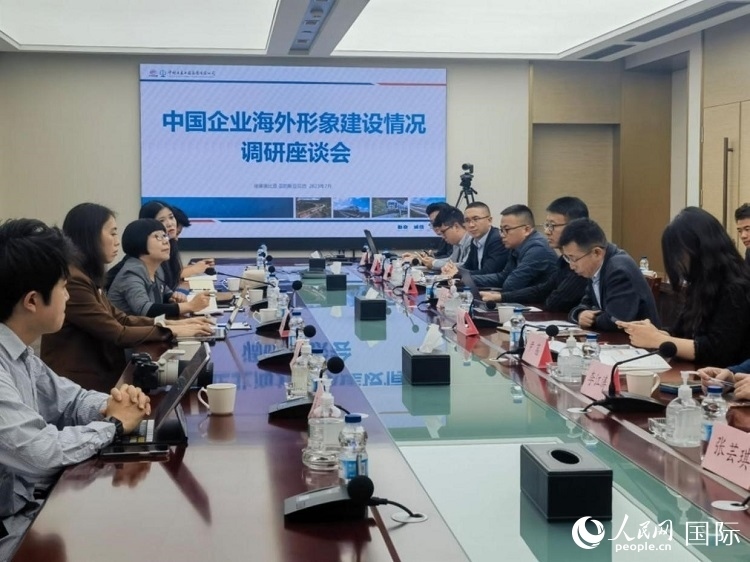 埃塞俄比亞中國商會企業(yè)代表與人民網記者座談。人民網記者 劉寧攝