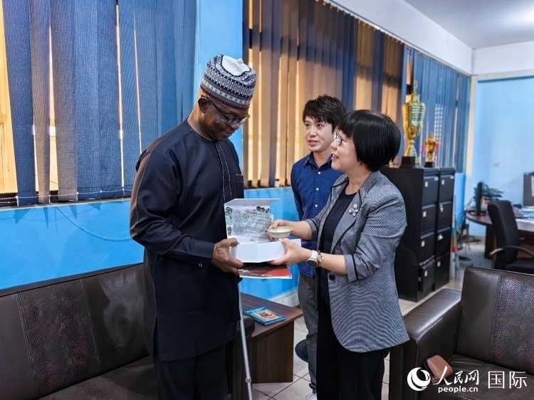 人民網監(jiān)事會主席唐維紅（右一）帶隊訪問尼日利亞通訊社，與該社總裁布克·龐勒（左一）交流。人民網記者 陳星星攝