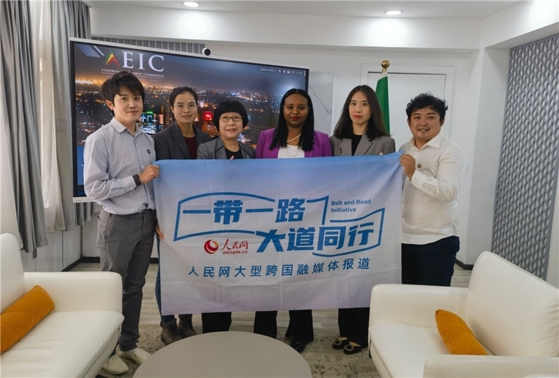 埃塞俄比亞投資委主任萊利斯（右三）、萬巧云（左二）與人民網(wǎng)記者合影。