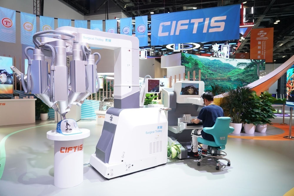 這是9月1日在國家會議中心拍攝的一款單孔腔鏡手術(shù)機器人。新華社記者 任超 攝