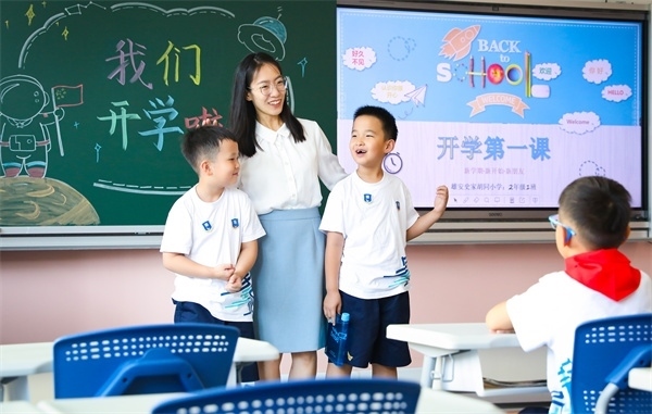 8月30日，雄安史家胡同小學學生體驗學校生活。