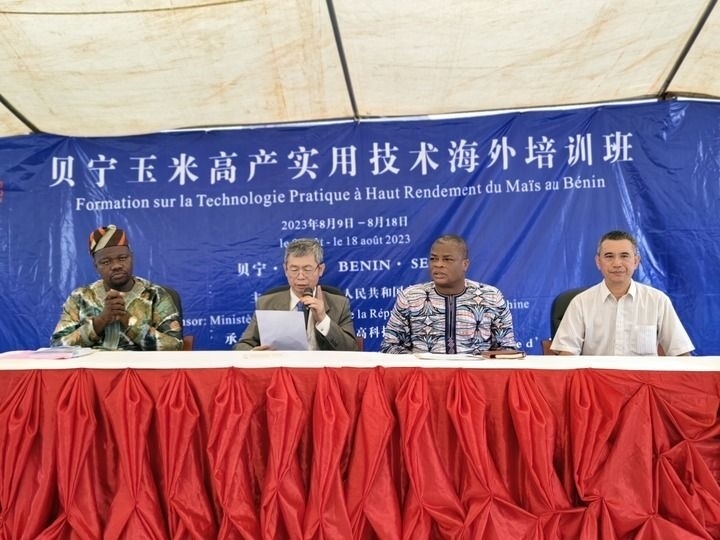 8月9日，2023年貝寧“玉米高產(chǎn)實(shí)用技術(shù)培訓(xùn)班”開班儀式在位于塞梅波吉市的中國援貝寧農(nóng)業(yè)技術(shù)示范中心舉行。
