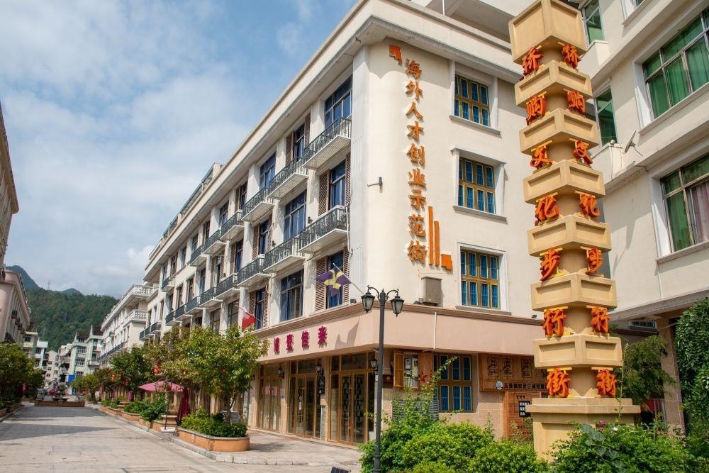 浙江溫州文成縣玉壺鎮(zhèn)是全國著名僑鄉(xiāng)。近年來，當(dāng)?shù)胤e極搭建平臺，吸引華僑回鄉(xiāng)創(chuàng)業(yè)。圖為該鎮(zhèn)的海外人才創(chuàng)業(yè)示范街