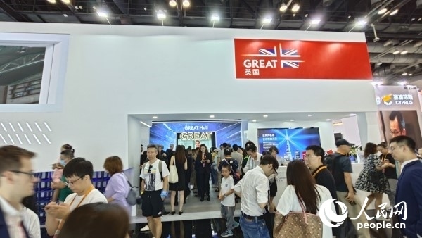 9月3日，英國館吸引參展觀眾駐足。人民網(wǎng)記者 趙雯博攝