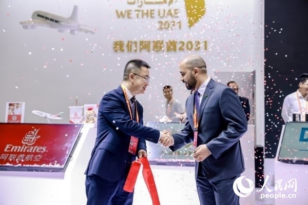 9月3日，阿聯(lián)酋駐華大使館臨時(shí)代辦、副館長(zhǎng)哈利德·沙赫參贊與中國貿(mào)促會(huì)聯(lián)絡(luò)部二級(jí)巡視員楊曉軍揭幕阿聯(lián)酋國家館。圖片由阿聯(lián)酋駐華大使館提供