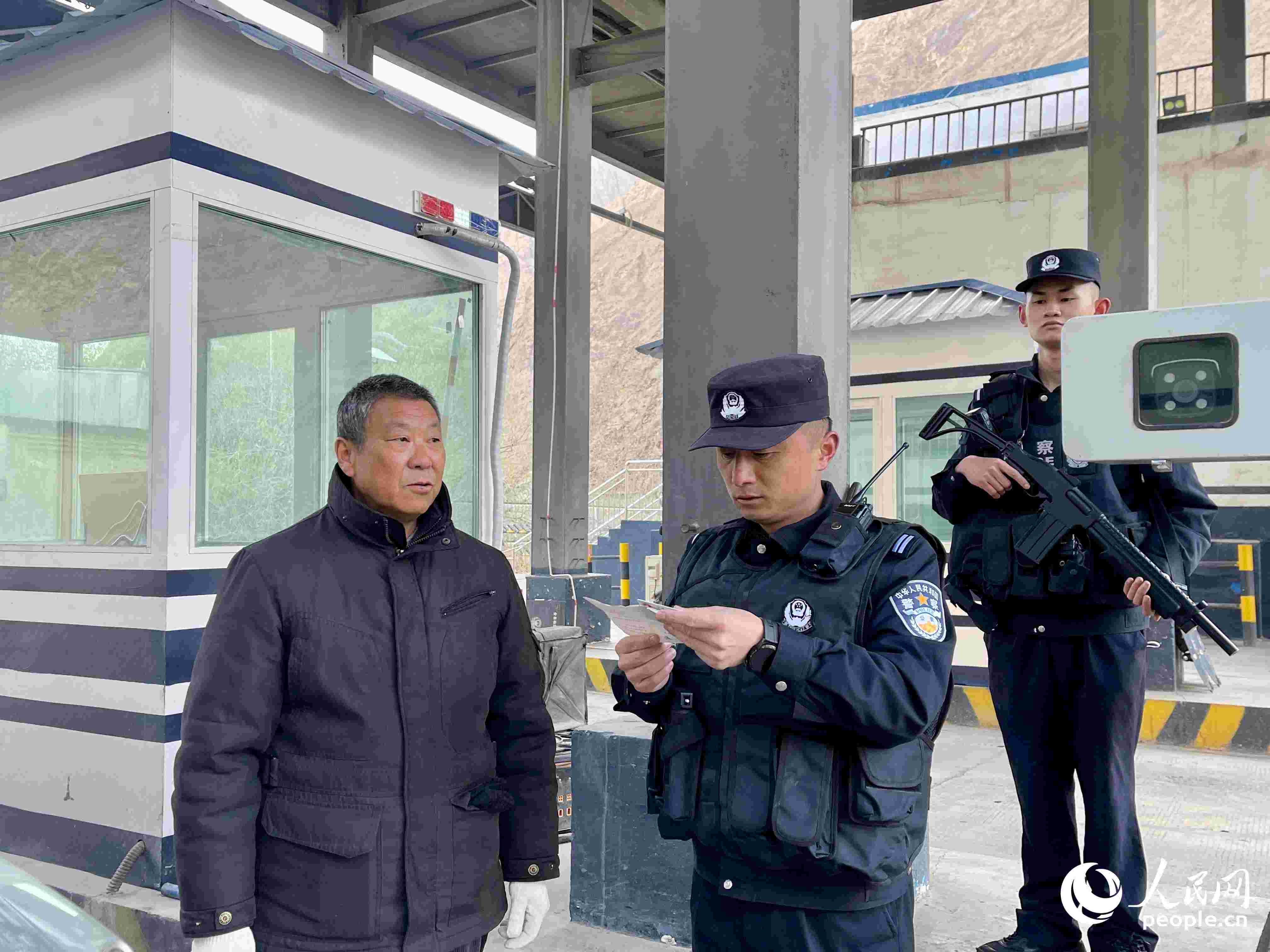 2023年5月10日，在庫(kù)地邊境檢查站，陳暢核對(duì)進(jìn)出邊境管理區(qū)人員信息。人民網(wǎng) 周靜圓攝