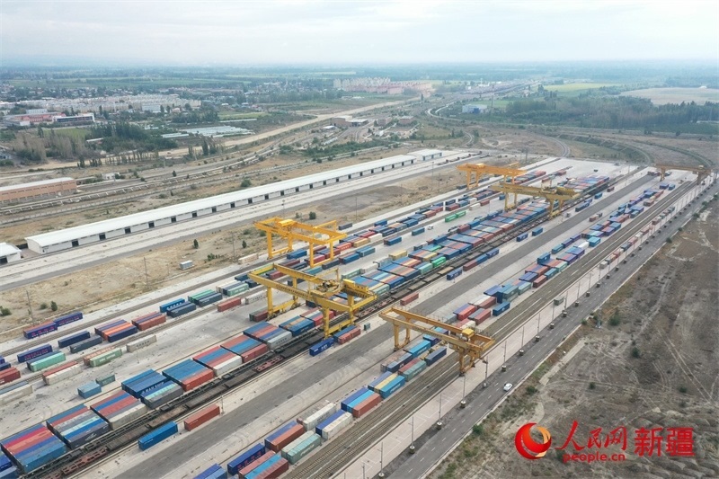 8月8日，在霍爾果斯口岸換裝廠(chǎng)區(qū)，工人正在進(jìn)行吊箱作業(yè)。 人民網(wǎng)記者 張力洋攝