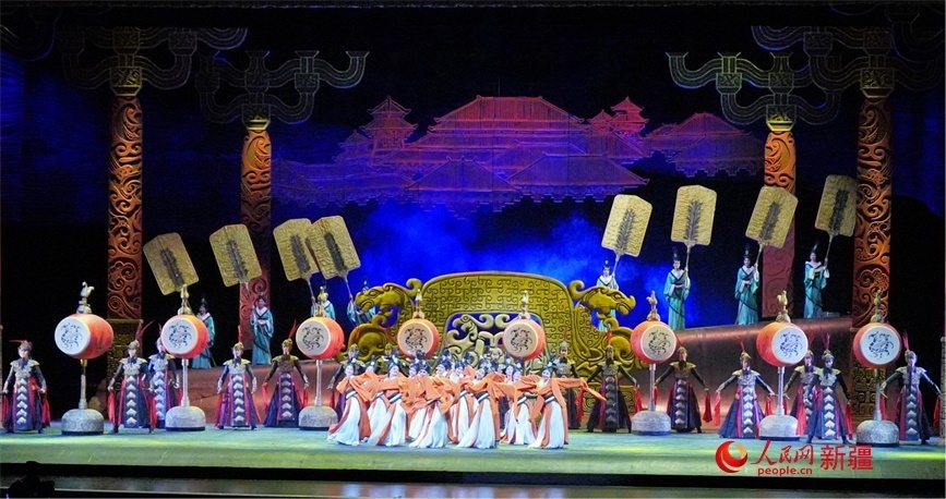 第六屆中國(guó)新疆國(guó)際民族舞蹈節(jié)開(kāi)幕式上演出的歷史題材舞劇《張騫》。 人民網(wǎng) 李欣洋攝