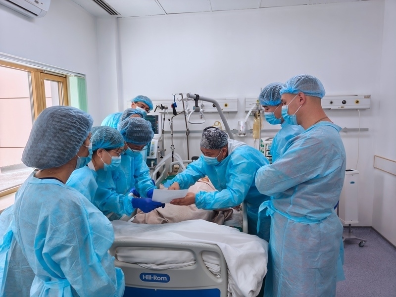 中哈專(zhuān)家團(tuán)隊(duì)完成哈國(guó)首例離體肝切和自體肝移植術(shù)。 新疆醫(yī)科大學(xué)第一附屬醫(yī)院供圖
