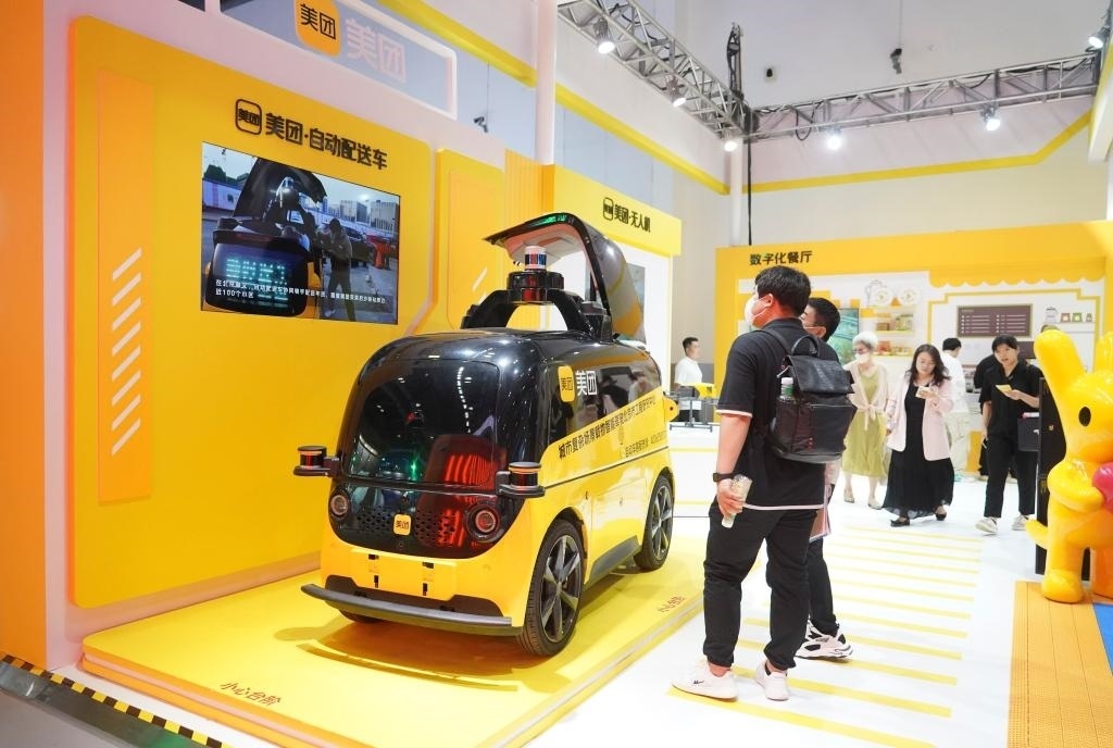 9月4日，在2023年服貿(mào)會國家會議中心美團展臺，觀眾參觀一款自動配送車。新華社記者 劉嶺逸 攝