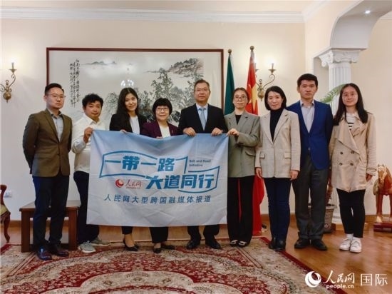 胡長春大使、駐非盟使團(tuán)工作人員與人民網(wǎng)記者合影。