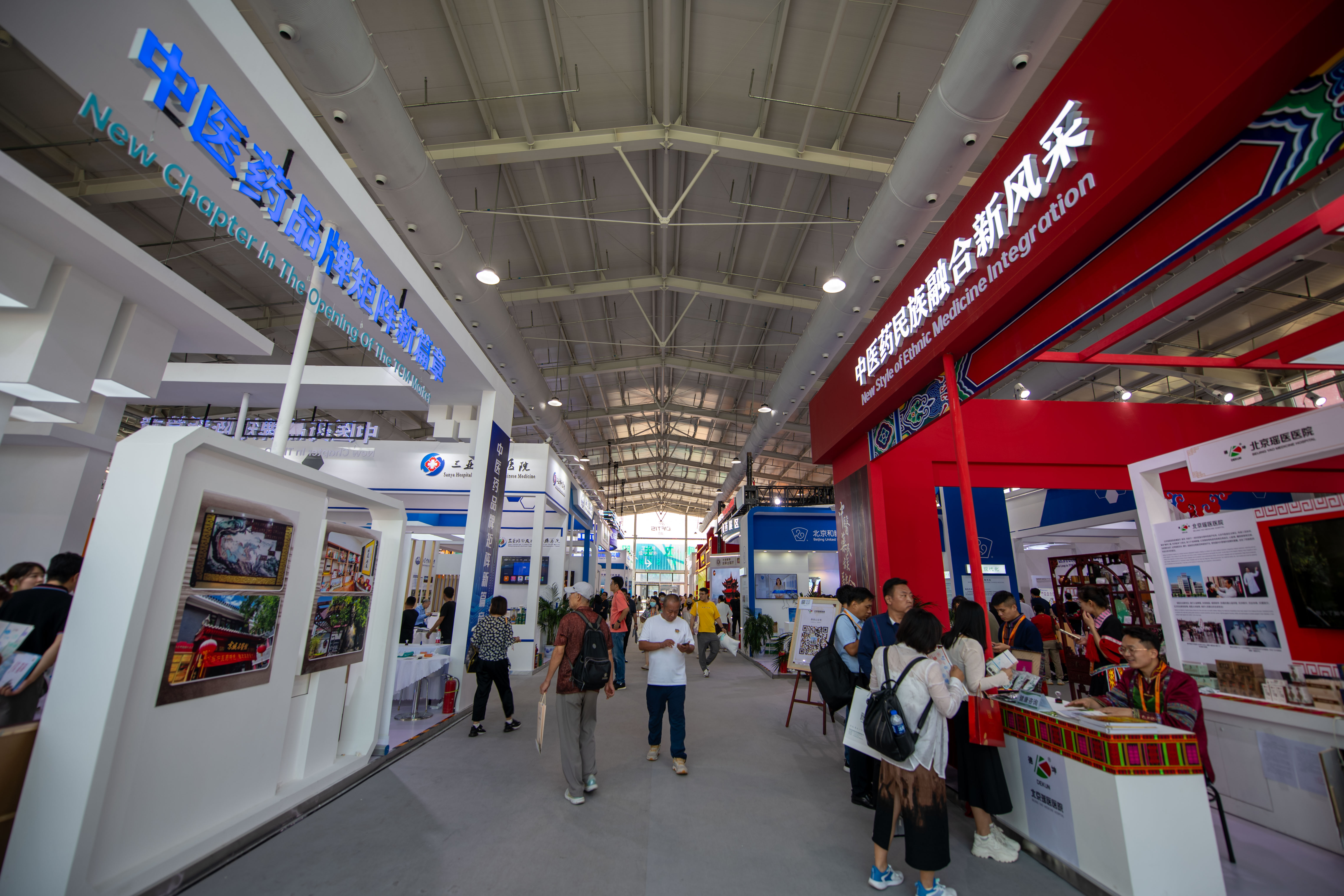 在位于首鋼園的健康衛(wèi)生服務(wù)展區(qū)，觀眾正在參觀。人民網(wǎng)記者 翁奇羽攝