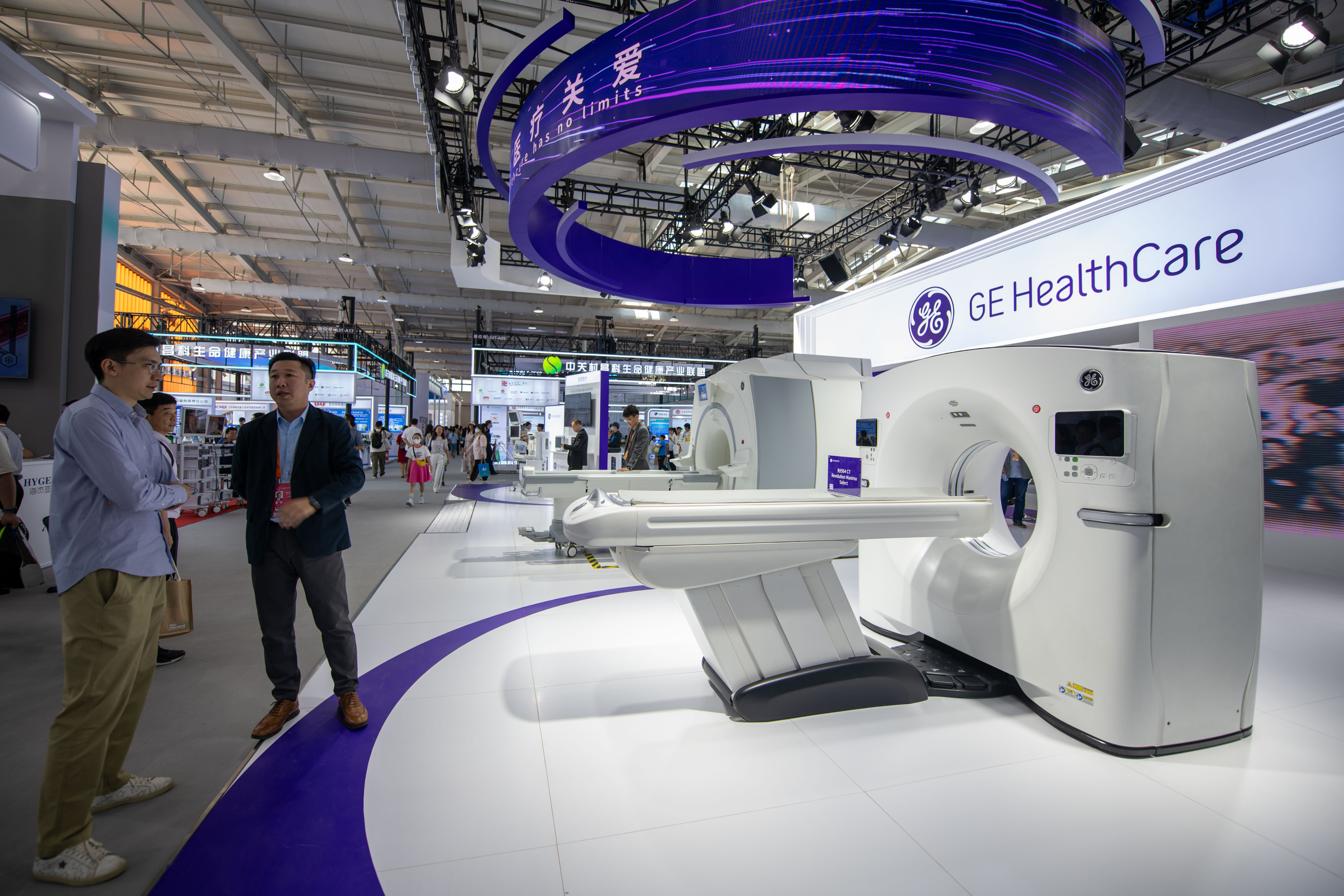 9月3日，在位于首鋼園的健康衛(wèi)生服務(wù)展區(qū)，觀眾正在參觀GE展臺(tái)。人民網(wǎng)記者 翁奇羽攝