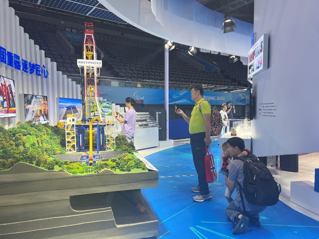 觀展群眾在國家體育館環(huán)境服務展區(qū)。人民網(wǎng) 歐陽易佳攝