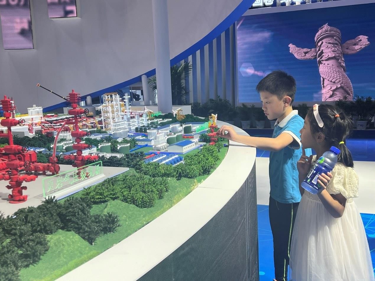 小朋友正在觀看展覽模型。人民網(wǎng) 歐陽易佳攝