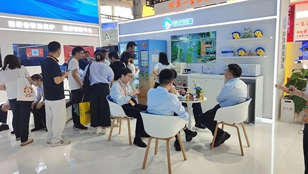 銀行機構“勞動者港灣”的服務理念，吸引觀展群眾上前咨詢。人民網(wǎng)記者 李彤攝