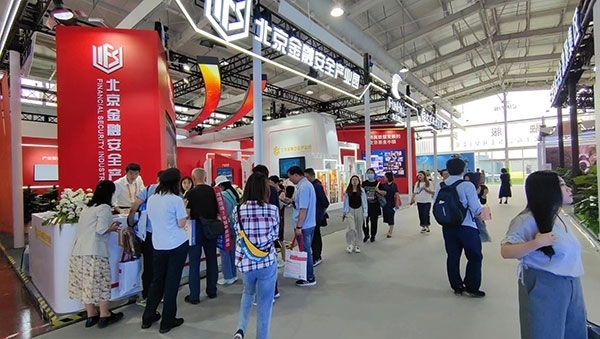 金融安全、投資者教育是金融服務展區(qū)知識科普的重要展示環(huán)節(jié)。人民網(wǎng)記者 李彤攝