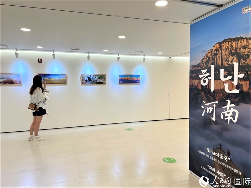 2.民眾參觀“看九曲黃河 聽華夏故事”主題展。人民網(wǎng)記者 馬菲攝