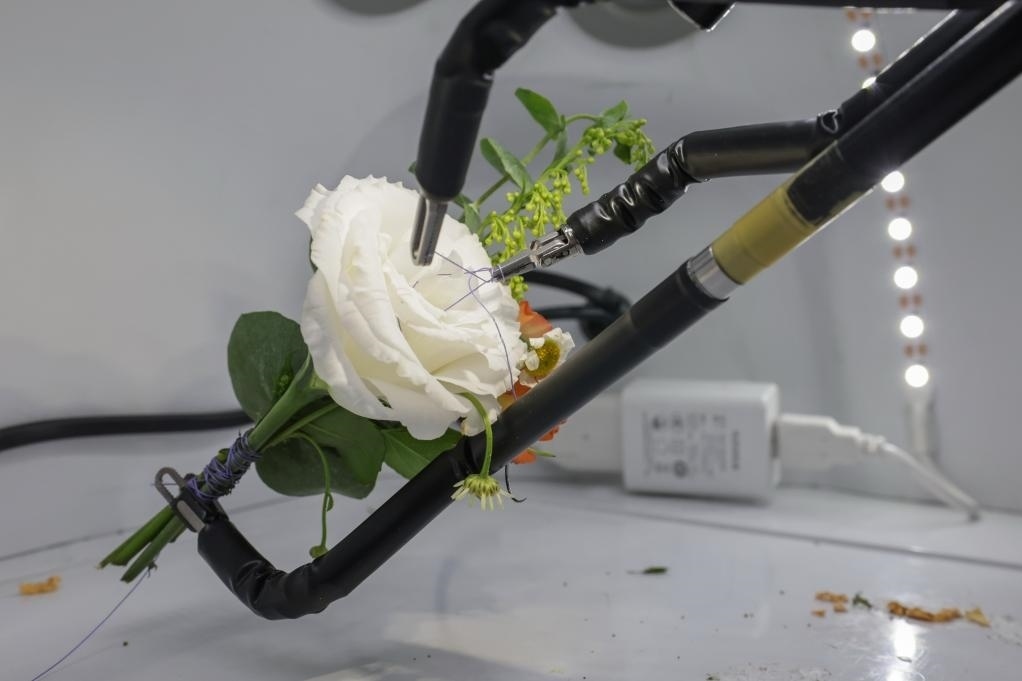 9月4日，在服貿(mào)會(huì)首鋼園區(qū)北京友誼醫(yī)院展臺(tái)，圖邁單臂腔鏡手術(shù)機(jī)器人用手術(shù)線(xiàn)打結(jié)。新華社記者 張玉薇 攝