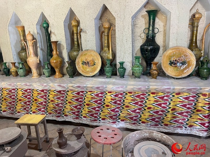 游客制作土陶體驗(yàn)區(qū)。人民網(wǎng)記者 常雪梅攝