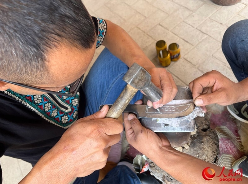 手工制作英吉沙小刀。人民網(wǎng)記者 常雪梅攝
