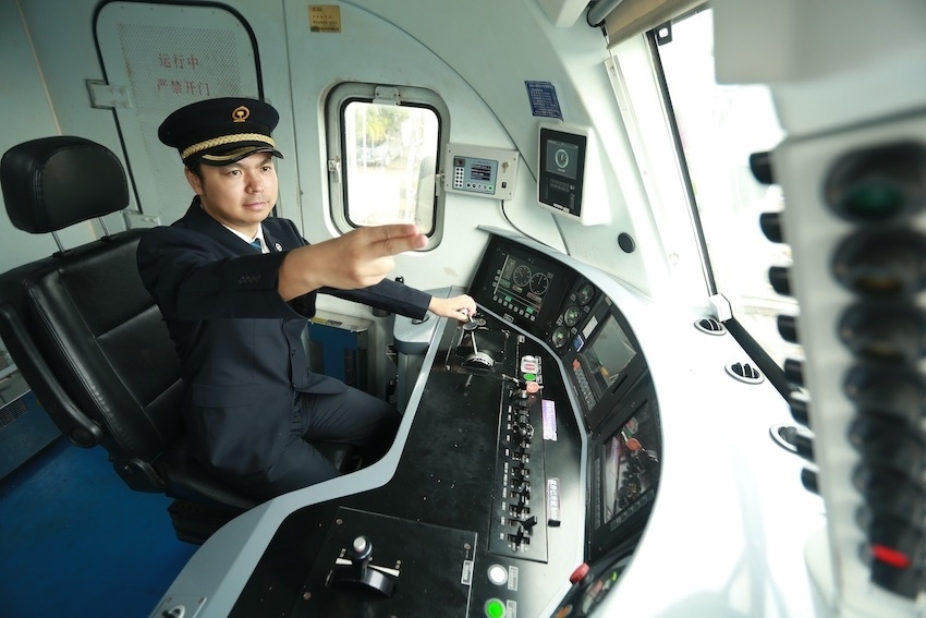 發(fā)車前，仲俊斕確認(rèn)儀表、指示燈狀態(tài)正常。成都機(jī)務(wù)段供圖