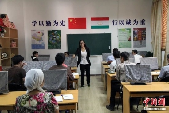 2014年，塔吉克斯坦國立民族大學(xué)的孔子學(xué)院內(nèi)，教師正在為塔吉克斯坦學(xué)生授課。田冰 攝