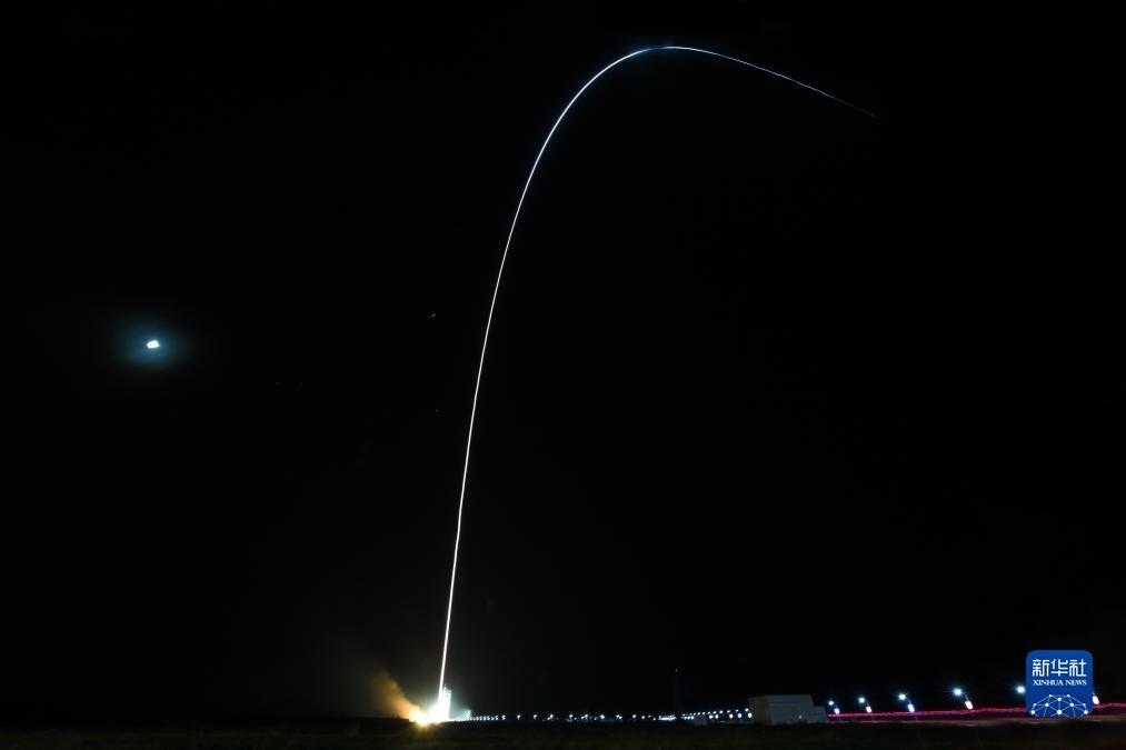 9月7日02時(shí)14分，我國在酒泉衛(wèi)星發(fā)射中心使用長征四號(hào)丙運(yùn)載火箭，成功將遙感三十三號(hào)03星發(fā)射升空，衛(wèi)星順利進(jìn)入預(yù)定軌道，發(fā)射任務(wù)獲得圓滿成功。新華社發(fā)（汪江波 攝）