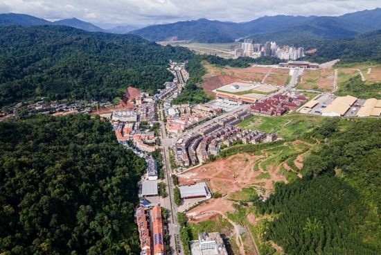 磨憨口岸俯瞰，右前方高層白色建筑群為老撾境內(nèi)。人民網(wǎng)記者 符皓攝