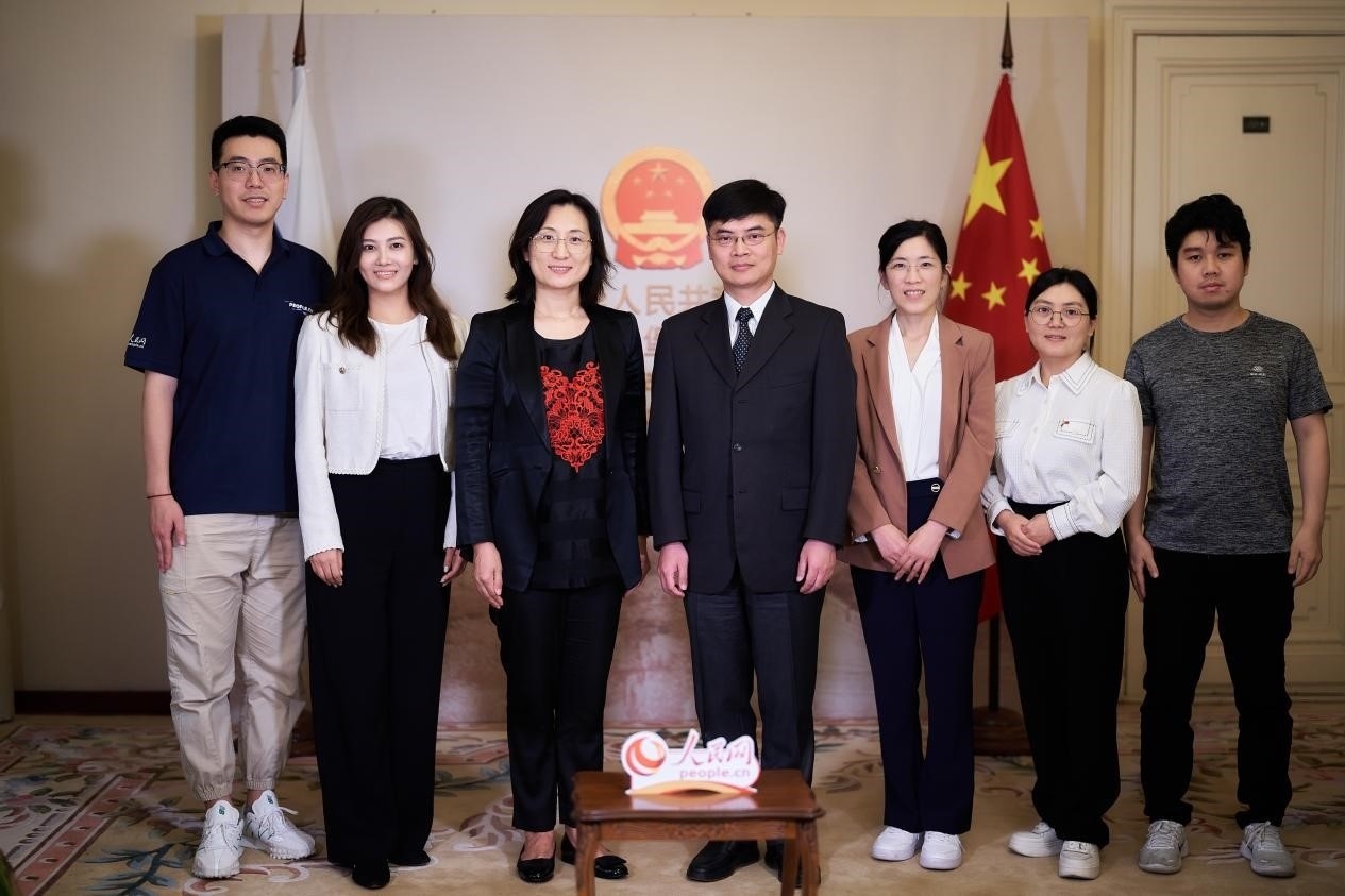 中國(guó)駐圣彼得堡副總領(lǐng)事張曉慶（左四）與人民網(wǎng)記者合影。