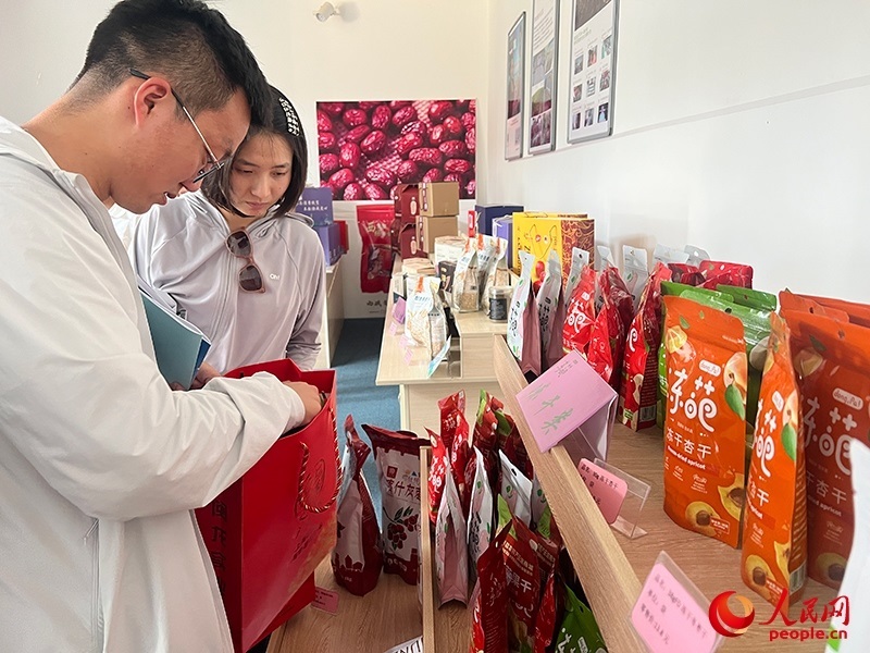 消費(fèi)者在選購(gòu)產(chǎn)品。人民網(wǎng)記者 常雪梅攝