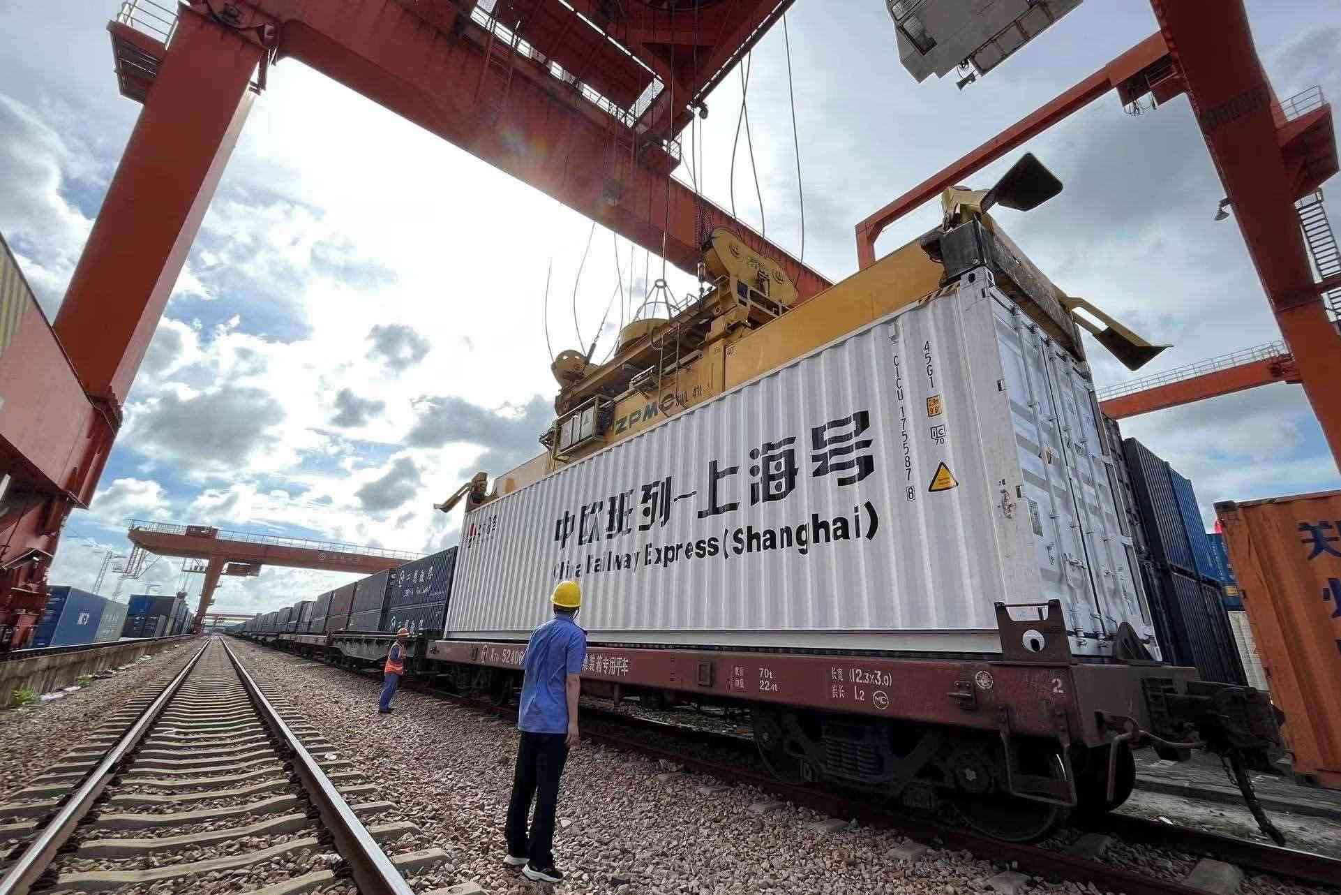 鐵路上海貨運中心閔行站貨場內(nèi)，吊機在貨運員的監(jiān)裝下進(jìn)行裝車落箱作業(yè)。人民網(wǎng) 皇甫萬里攝