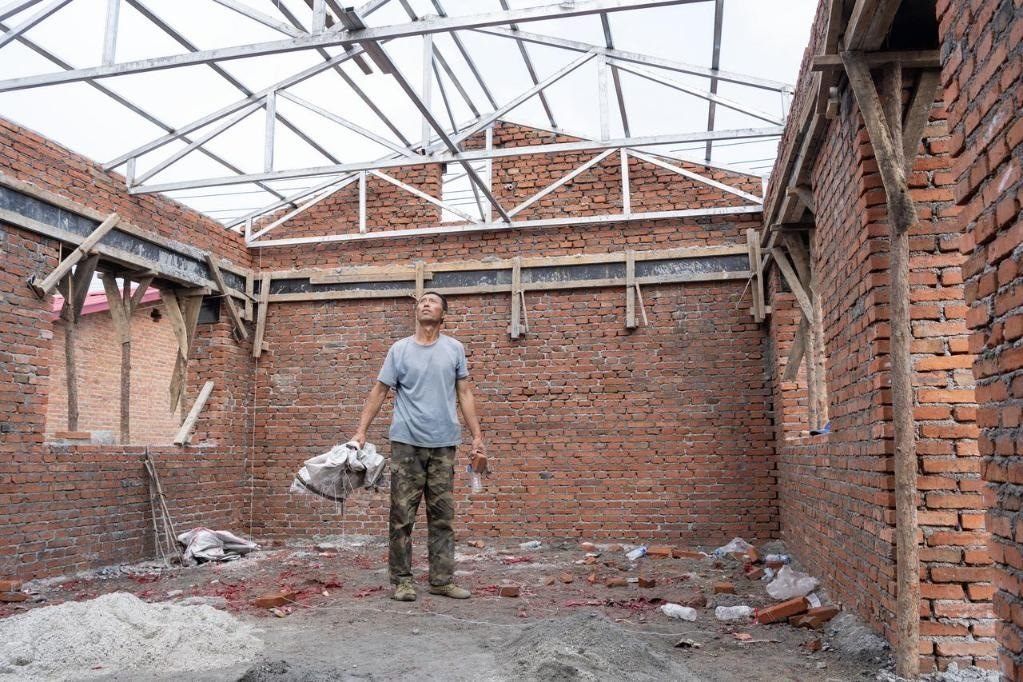 近日，在黑龍江省尚志市老街基鄉(xiāng)基豐村，村民劉環(huán)茂查看新建的房屋。新華社記者 謝劍飛 攝