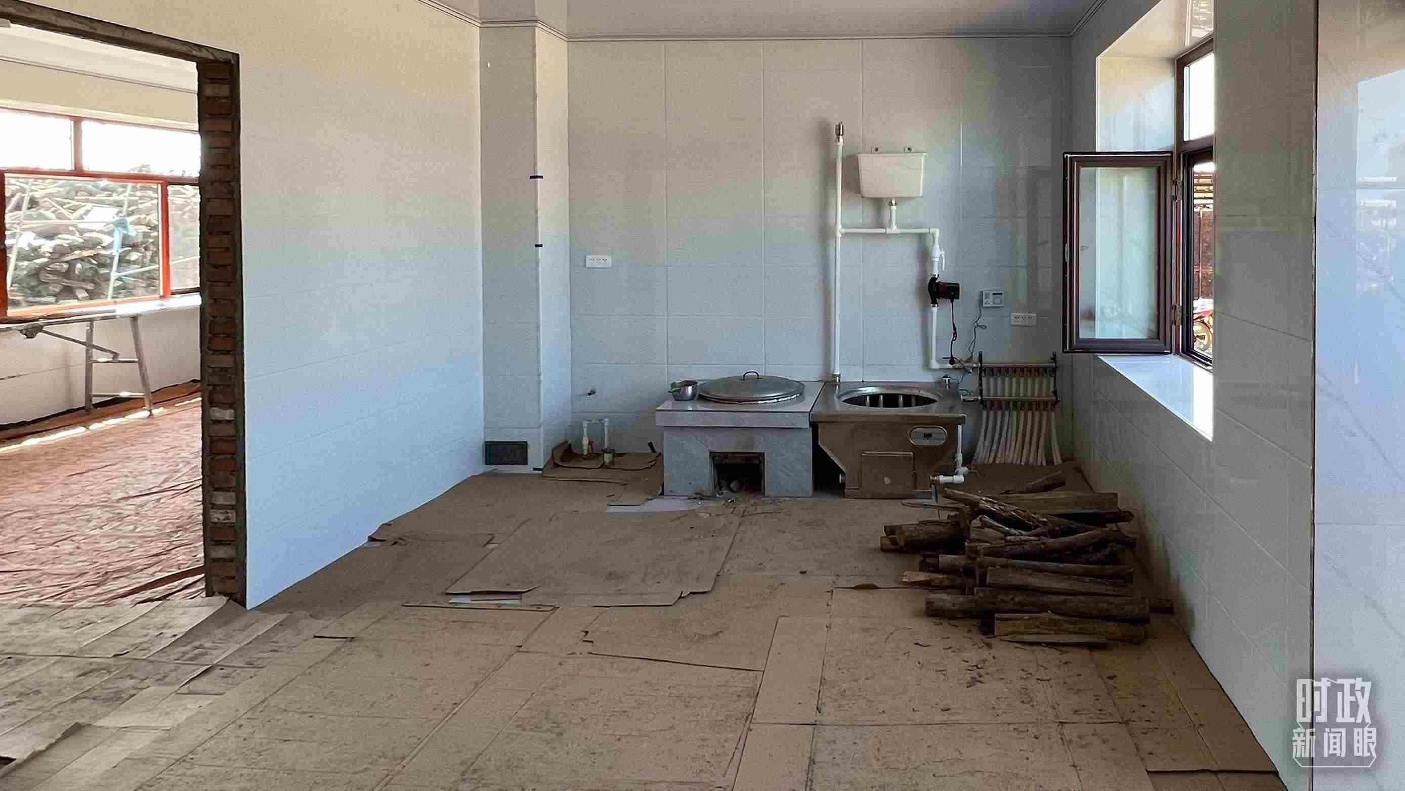 △龍王廟村內(nèi)，受災(zāi)房屋內(nèi)部正在進行翻修。（總臺央視記者邢彬拍攝）