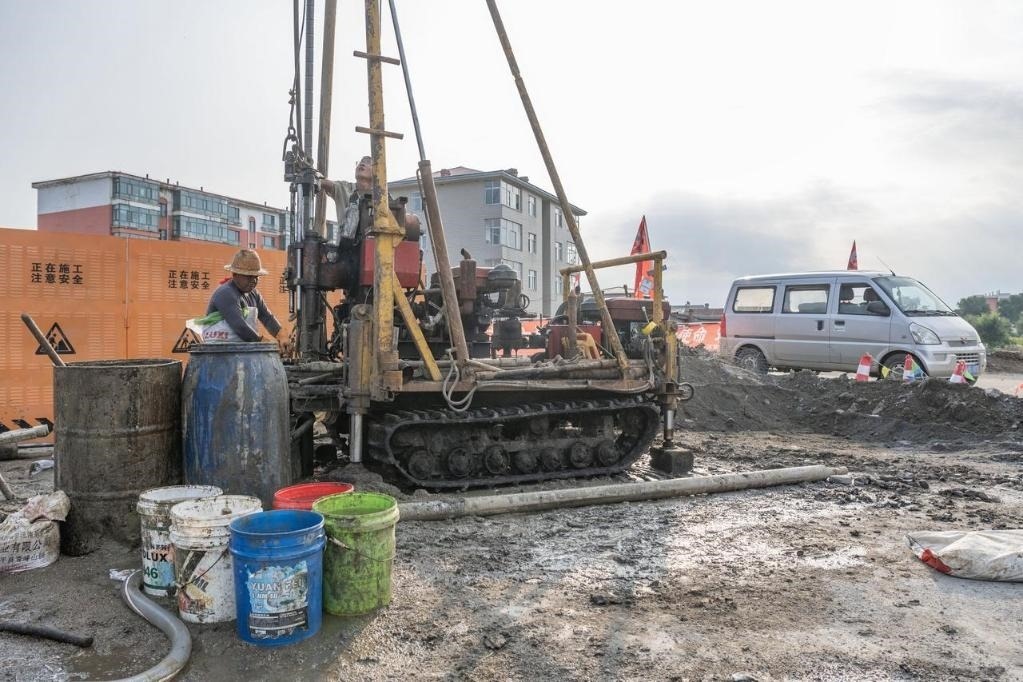 近日，在黑龍江省尚志市老街基鄉(xiāng)，施工人員正在作業(yè)。新華社記者 謝劍飛 攝