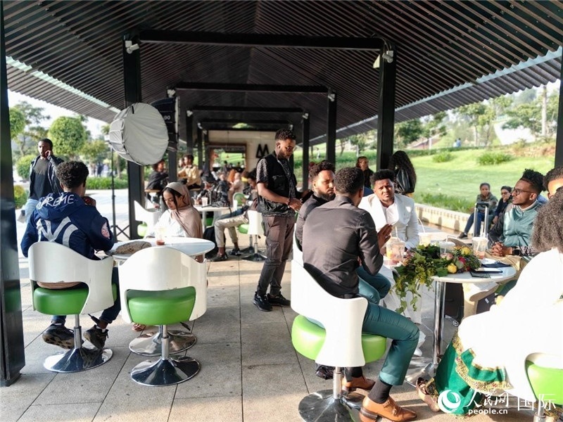 友誼廣場(chǎng)的果汁店一座難求。人民網(wǎng)記者 陳星星攝