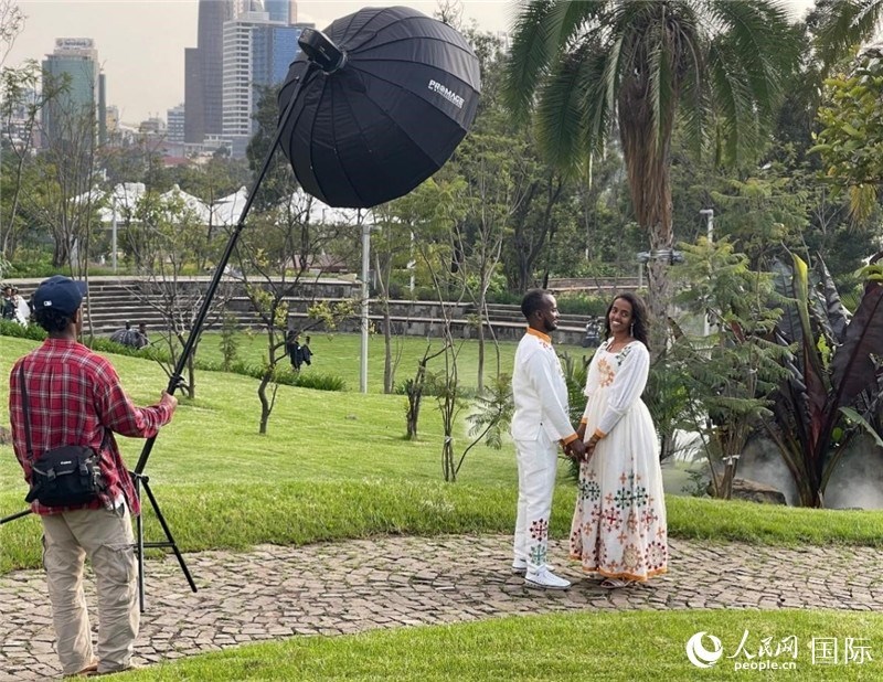 一對(duì)新人在友誼廣場(chǎng)拍照。人民網(wǎng)記者 趙艷紅攝