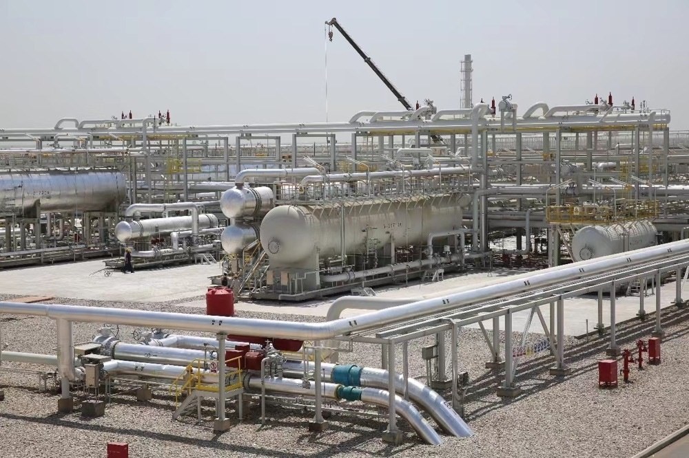 圖為位于伊拉克米桑省阿瑪拉市，由中國石油、道達爾、馬來西亞石油合資建設的哈法亞油田油氣處理站。中國石油哈法亞公司/供圖