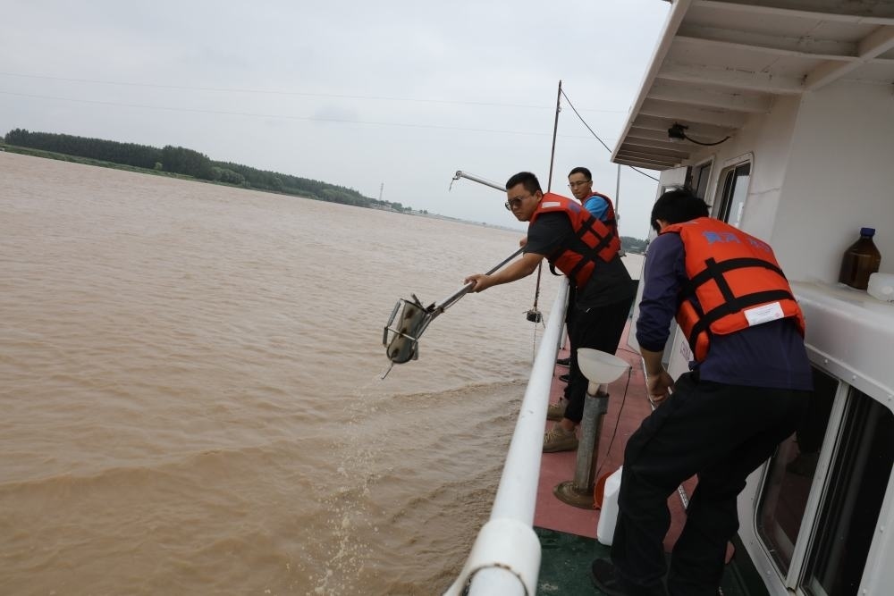2023年6月29日，調(diào)水調(diào)沙期間，黃河下游利津水文站工作人員在進(jìn)行取沙作業(yè)。新華社記者 劉詩平 攝