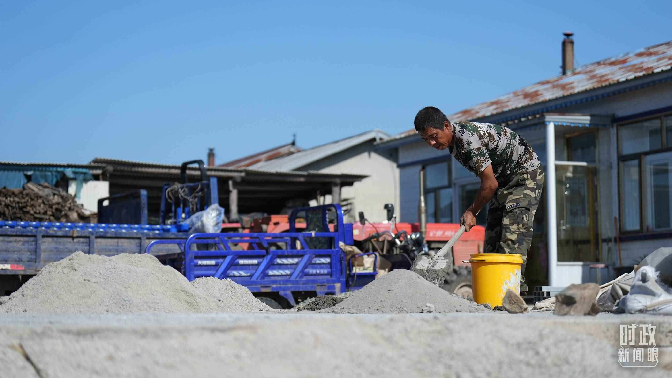 △龍王廟村的災(zāi)后恢復(fù)重建正加緊推進(jìn)。（總臺(tái)國(guó)廣記者李晉拍攝）