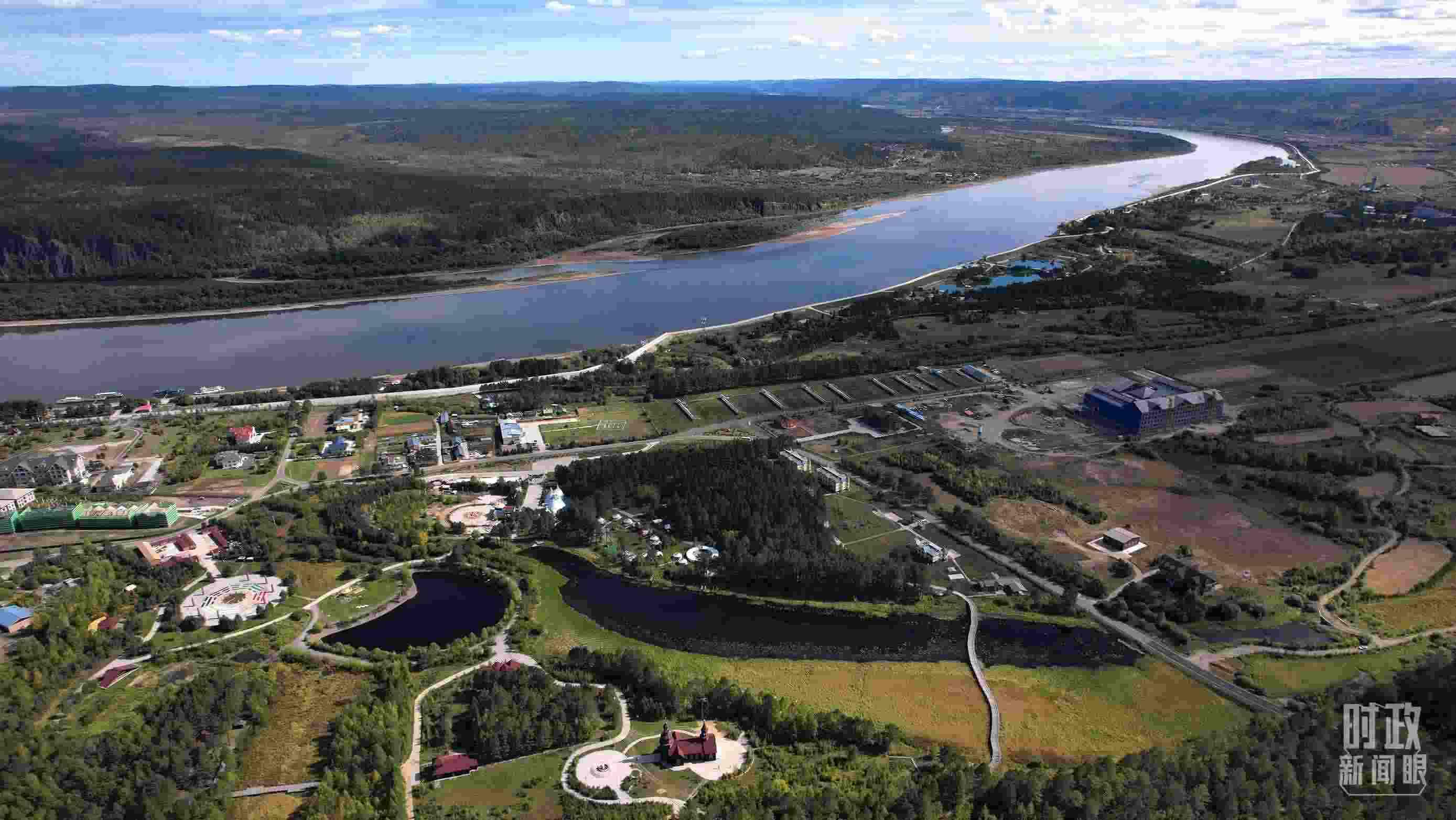△北極村北邊是中俄界江黑龍江。（總臺(tái)國(guó)廣記者李晉拍攝）