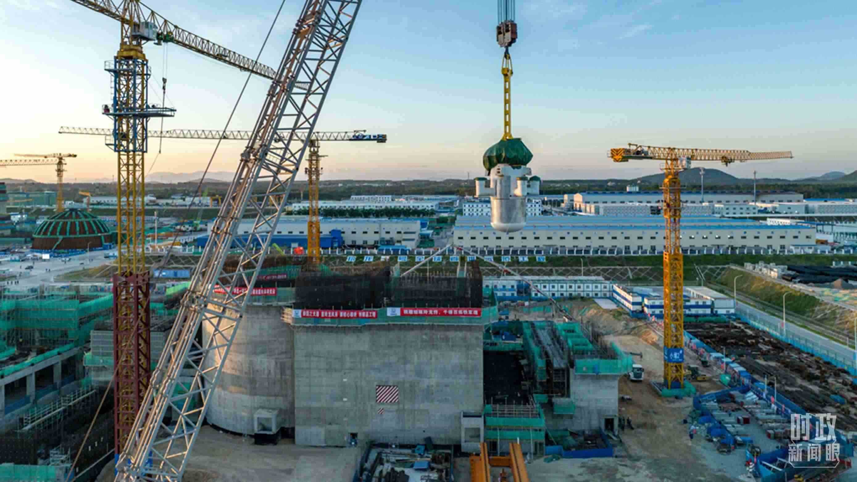 △8月10日，由中國(guó)第一重型機(jī)械股份公司承制的玲龍一號(hào)反應(yīng)堆核心模塊“玲龍之心”成功吊裝。（圖/國(guó)務(wù)院國(guó)資委網(wǎng)站）