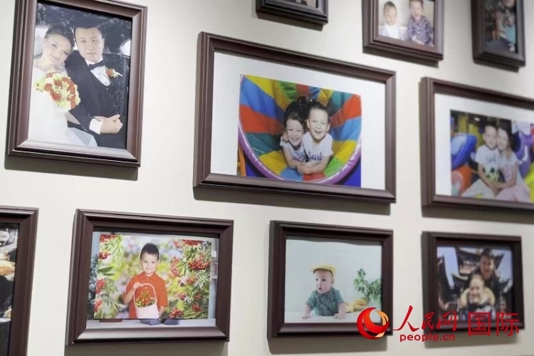 照片墻記錄每個(gè)幸福的瞬間。 人民網(wǎng) 皇甫萬(wàn)里攝