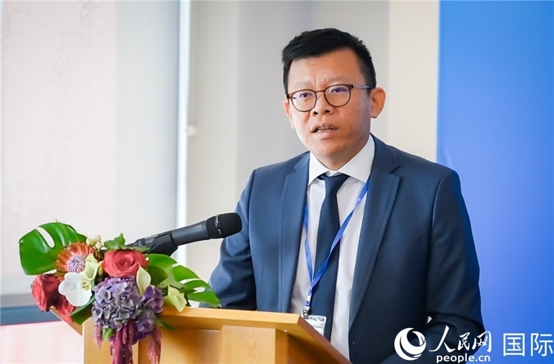 圖為中遠(yuǎn)海運(yùn)(歐洲)公司副總裁李震宇致辭。人民網(wǎng) 郭錦標(biāo)攝