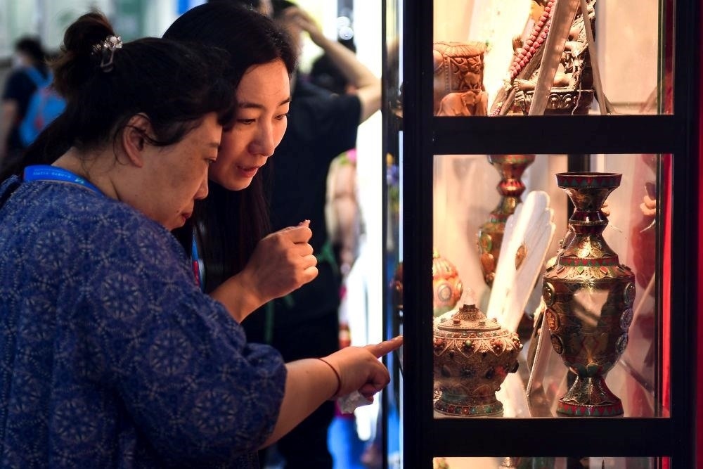 △2023年8月24日，參觀者在第十四屆中國—東北亞博覽會現(xiàn)場選購尼泊爾特色商品。