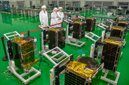 △2022年10月17日，位于吉林長春的長光衛(wèi)星技術(shù)股份有限公司科研人員在衛(wèi)星總裝測試大廳進行相關(guān)測試工作。