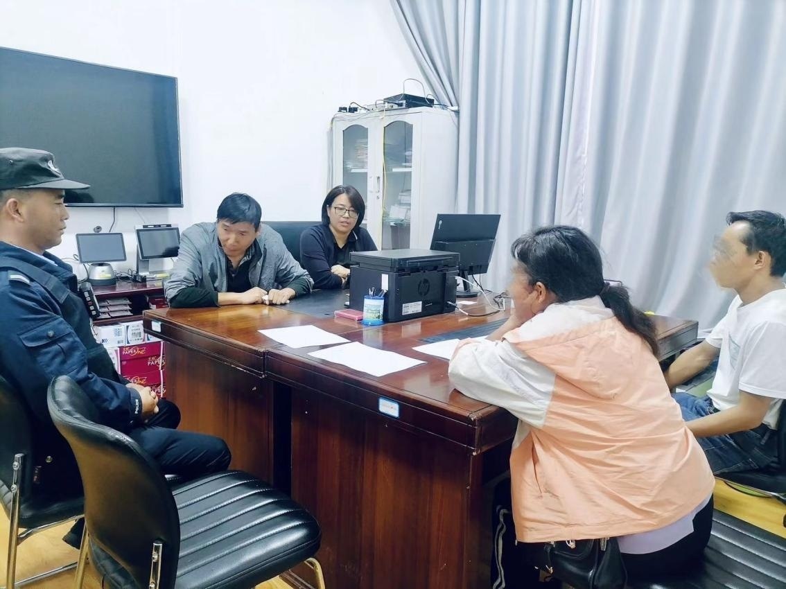 2023年8月4日，和立峰（左二）在調(diào)解一起家庭婚姻糾紛。受訪者供圖