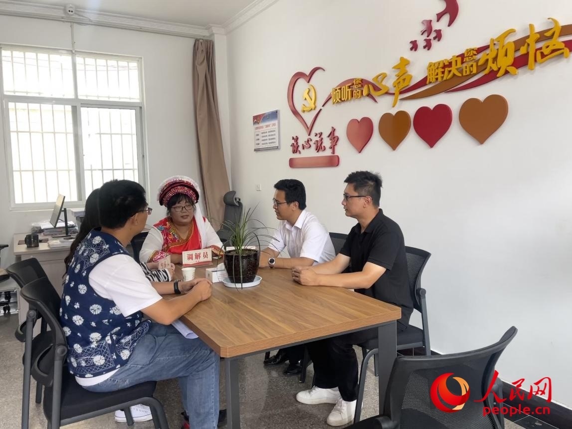 李雪娟（右三）和群眾交流。人民網(wǎng) 周靜圓攝